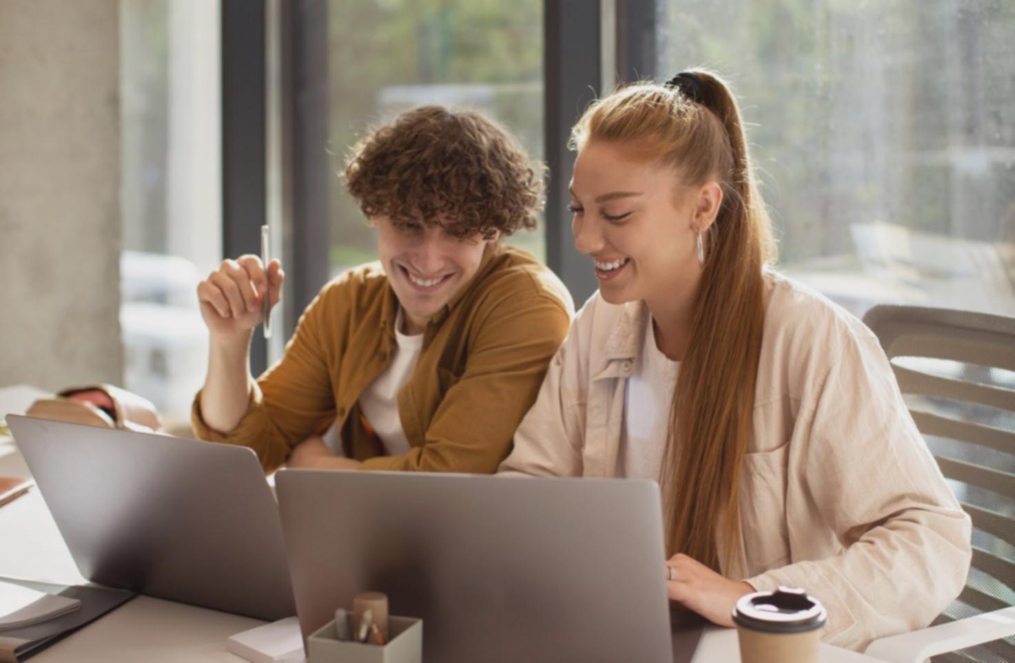 Grupo de profesionales colaborando en un ambiente de aprendizaje dinámico